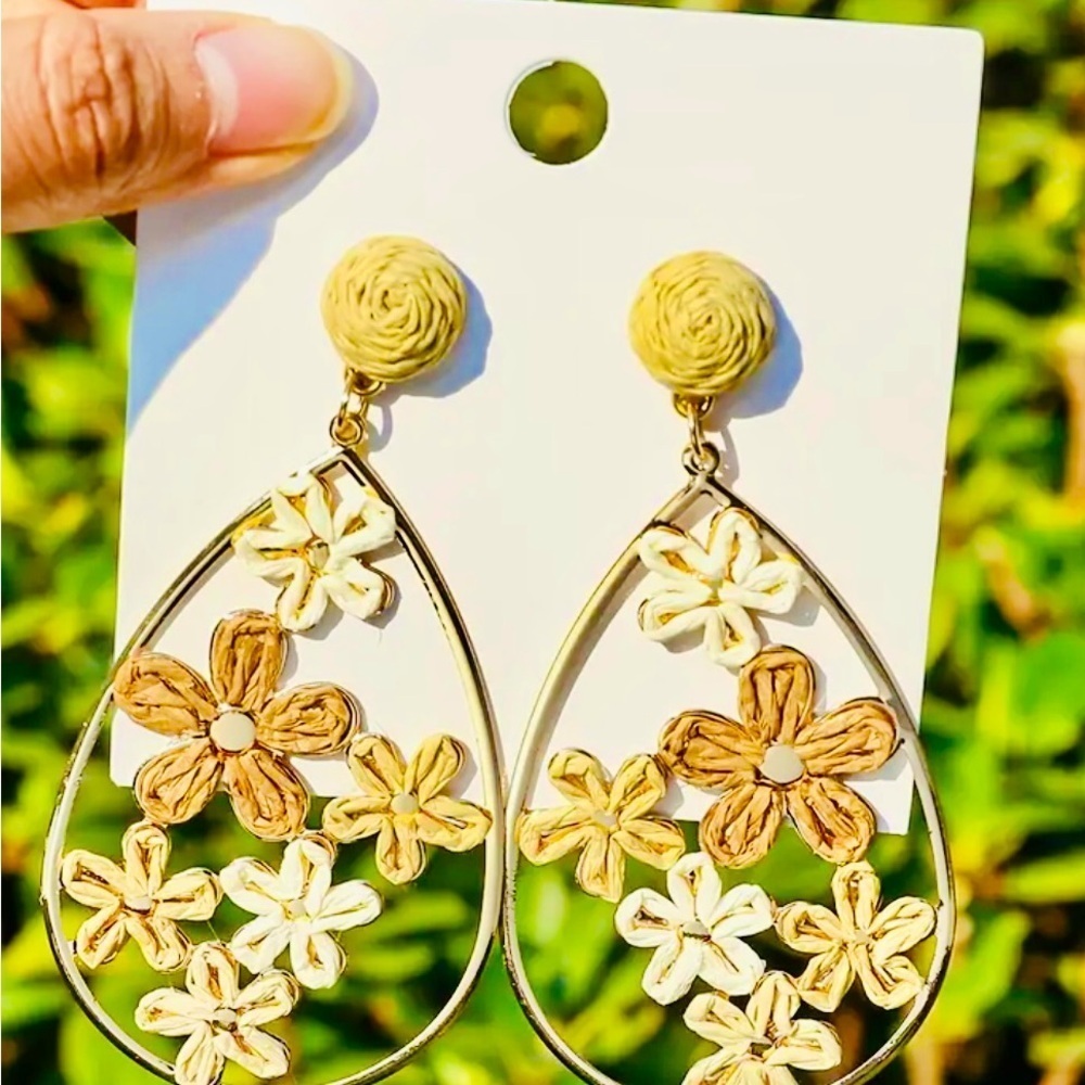 Floral Boho Raffia Teardrop Earrings in Gold and Cream NWOT - Picture 2 of 2